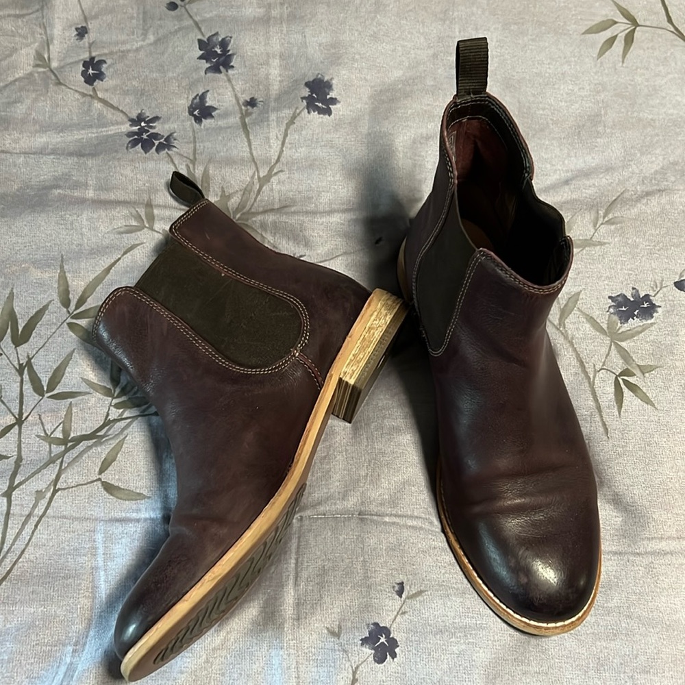 CLARKS | Burgundy Chelsea Boot